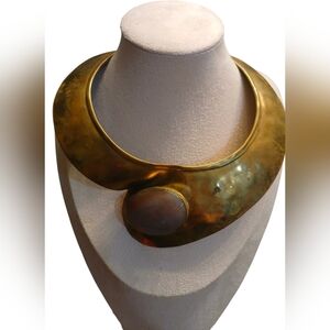 VINTAGE HAMMERED BRASS NATURAL STONE CABOCHON SCULPTURAL COLLAR NECKLACE